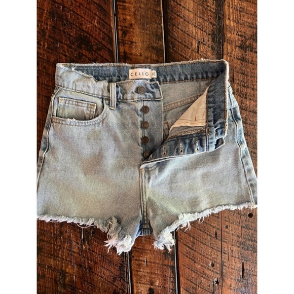 Cello High Rise Mom denim jean shorts with hidden button up fly, Size XS. - Picture 3 of 13